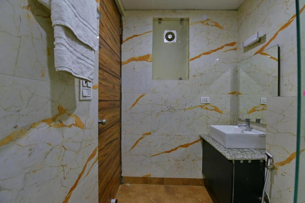 Hotel Konark A Family Stay Aerocity Új-Delhi Kültér fotó