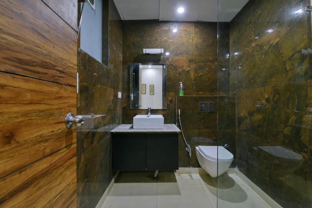Hotel Konark A Family Stay Aerocity Új-Delhi Kültér fotó