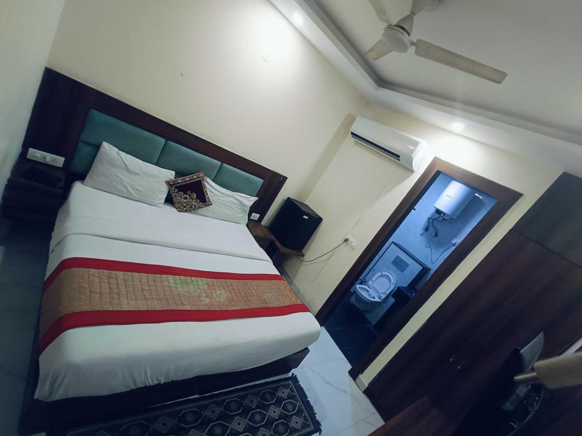 Hotel Konark A Family Stay Aerocity Új-Delhi Kültér fotó