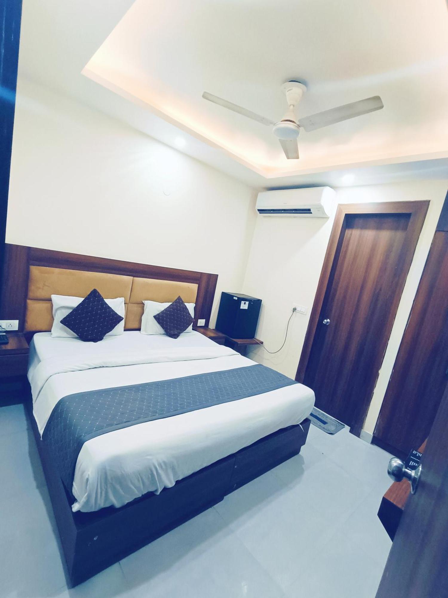 Hotel Konark A Family Stay Aerocity Új-Delhi Kültér fotó